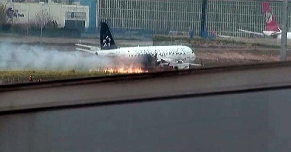 Uçağın motoru havada alev aldı,Atatürk Havalimanı'na acil iniş yaptı