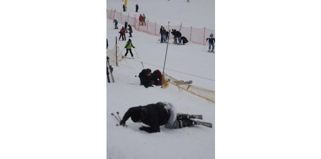 Uludağ'da düşe kalka kayak keyfi