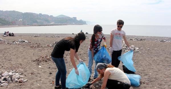 Üniversite öğrencileri sahili çöpten temizledi