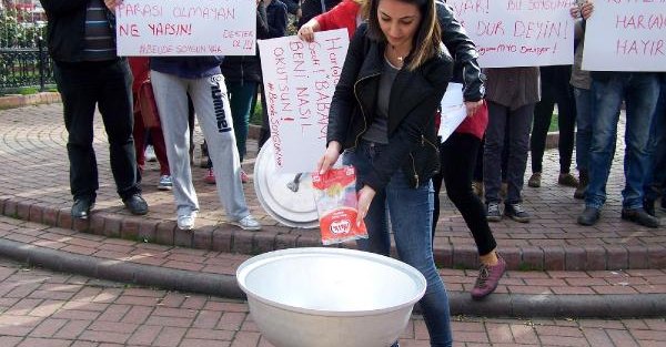 Üniversite öğrencilerinden makarnalı protesto