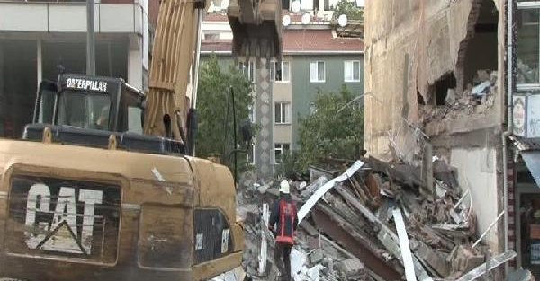 Üsküdar'da 4 katlı bina çöktü: 1 ölü, biri ağır 4 yaralı...
