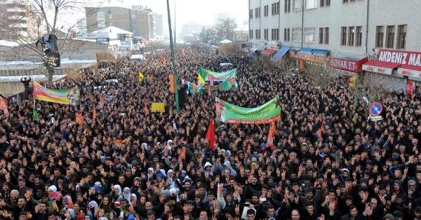Van’da Öcalan’a özgürlük yürüyüşü
