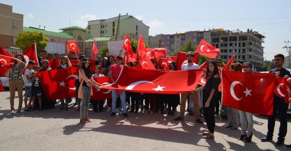 Van'da Türk bayraklı yürüyüşe polis izin vermedi