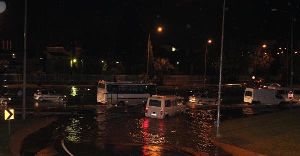 Yağmur, İzmir'de Hayatı Olumsuz Etkiledi