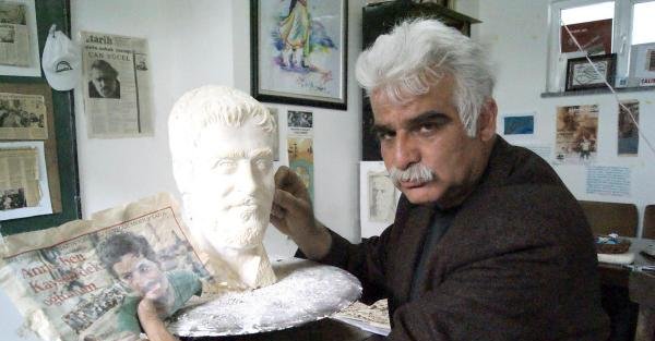 Yarışmayı kazanana Yaşar Kemal heykeli