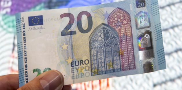 20 Евро купюра. 20 Евро в рублях. 20 Euro в рублях. 20 Евро в руке.