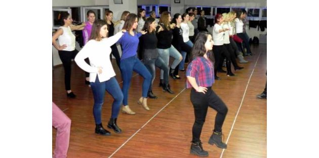 Yunan dansı Sirtaki öğrenmek için bin 500 kişi sırada