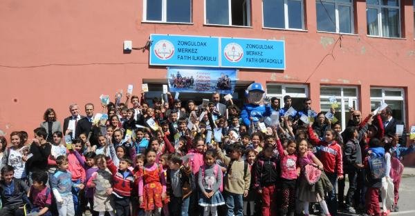 Zonguldak'da polis öğrencilere kitap dağıttı
