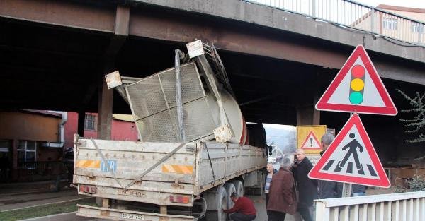 Zonguldak'ta TIR köprüye sıkıştı