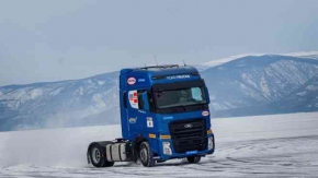 Ödüllü F-MAX, donmuş Baykal Gölü üstünde hız rekoru kırdı