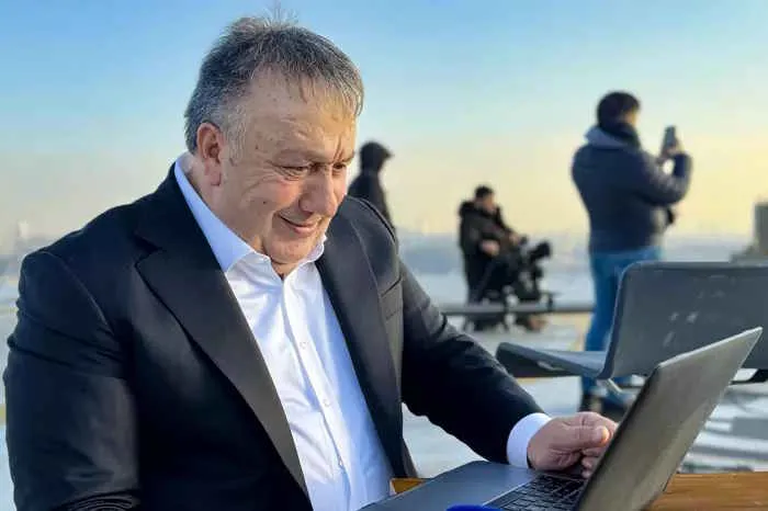 İsmail Türüt | Onlar gibi şarkı yapsam köprüden atlar intihar ederim