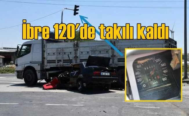Kırmızı ışıkta geçti, 120 km ile kamyonun altına girdi