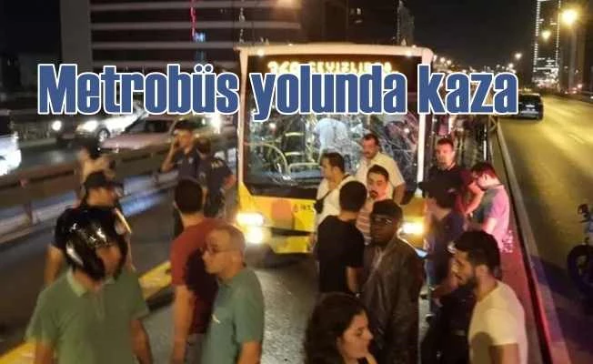 Metrobüs yolunda kaza trafiği durdurdu