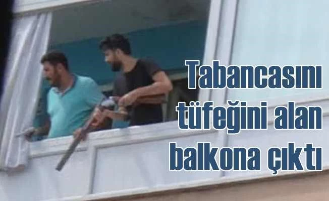 Tabancayı tüfeği alan balkona çıktı