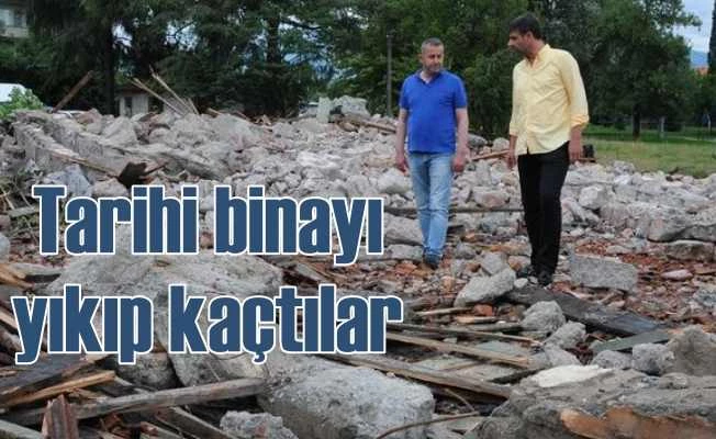 Tarihi binayı yıkıp kaçtılar
