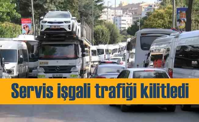 Servis araçları park ettikçe trafik kilitleniyor