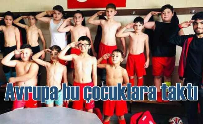 Belçika Türk çocuklarının asker selamına taktı