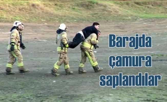 Baraj gezisinde çamura saplandılar, itfaiye güçlükle çıkardı