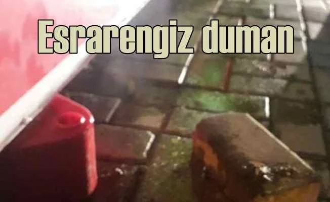 Kaldırım taşlarının arasından sızan duman korkuttu