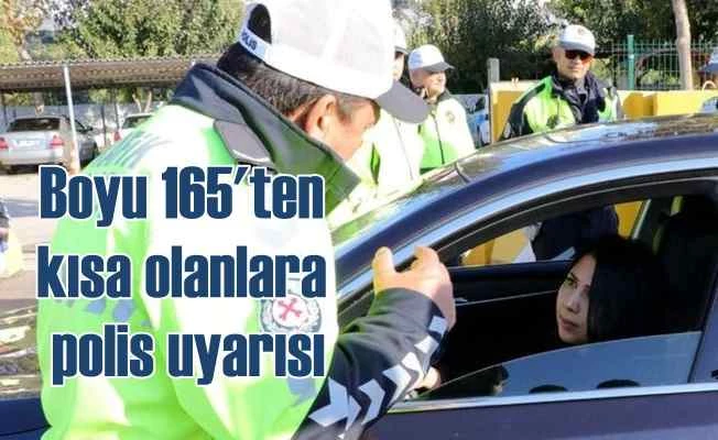 Trafik polisi boyu 1.65 olan sürücüleri durdurdu ve uyardı