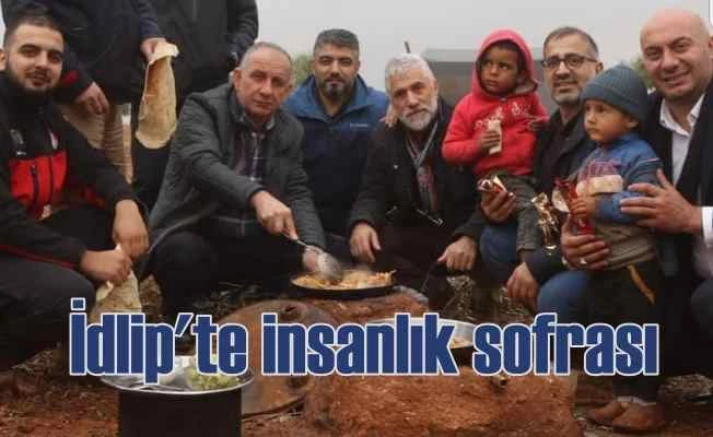 Türk dönerciler İdlib'te 2 ton döner dağıtttı