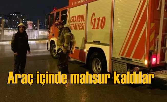 Yağmur sele döndü, araçta bulunanlar mahsur kaldı