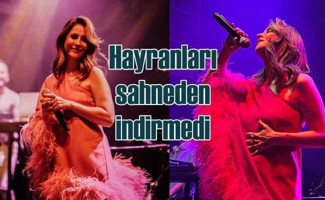 Hayranları Aynur Aydın'ı sahneden indirmedi