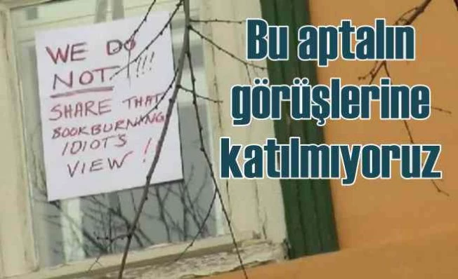 İsveç konsolosluğu çalışanları bu yazıyı astı
