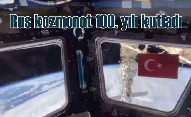 Rus kozmonot uzayda Türk bayrağı astı