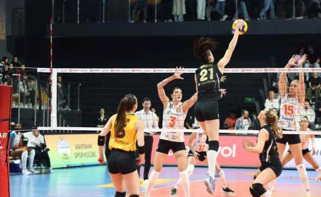 VakıfBank, derbide zaferi 3-0 ile aldı