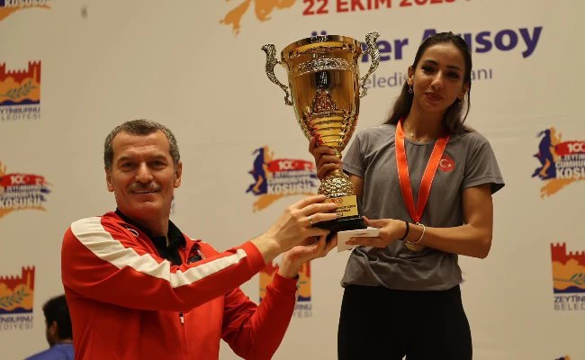 Zeytinburnu'nda 2023 kişi Cumhuriyet için koştu
