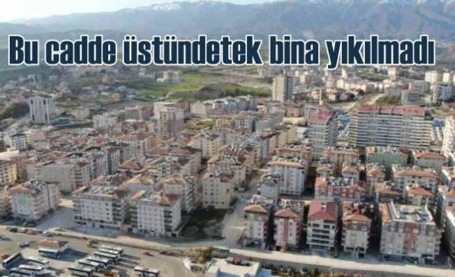 Depremde yerle bir olan Hatay'da sağlam kalan cadde