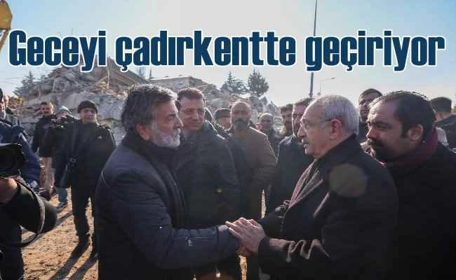 Kılıçdaroğlu deprem bölgesinde, geceyi çadırda geçiriyor