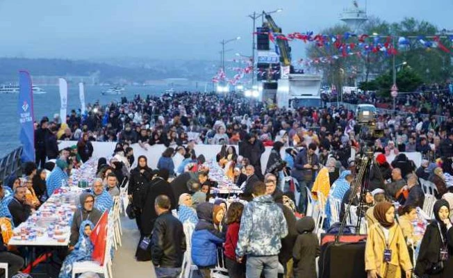 En büyük iftar sofrası Üsküdar'da kuruldu