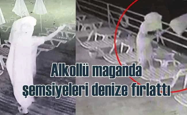 Alkollü maganda plaj şemsiyelerini denize attı