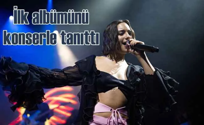 Bade, kendi adını taşıyan ilk albümü için konser verdi