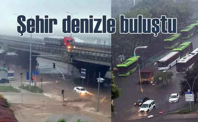 Samsun'da sağanak yağmur sonrası yollar göle döndü