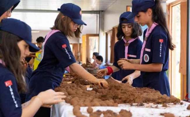 Depremzede izci öğrencilerden 81 ilimize tohum topu hediyesi