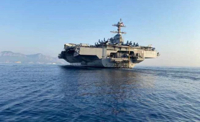 Dünyanın en büyük uçak gemisi Antalya Limanı'na  demirledi