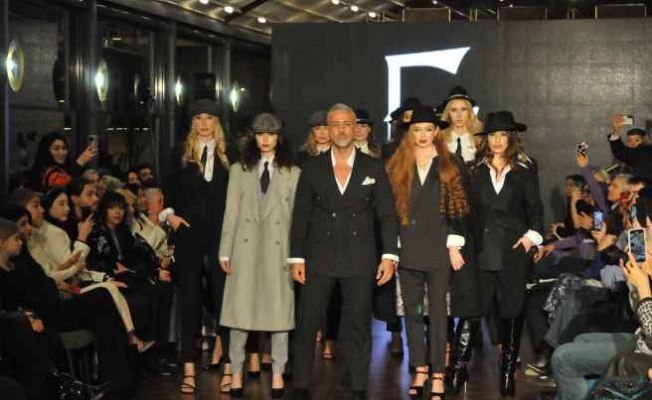 Gangster temalı kelepçeli defile