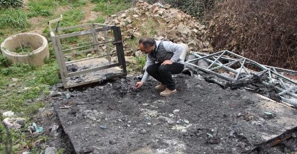 Kayıp oğlunu yangın yerinde arıyor