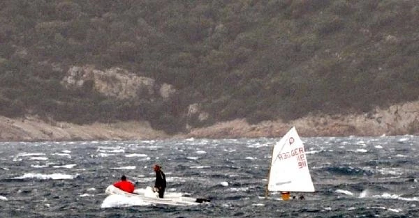 Kuvvetli rüzgara yakalanan milli optimistlerin zor anları