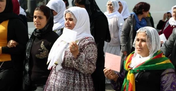 Silopili kadınlar erkekleri kaldırıp sandalyelere kendileri oturdu